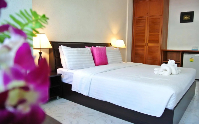 Karon Sunshine Guesthouse & Bar
