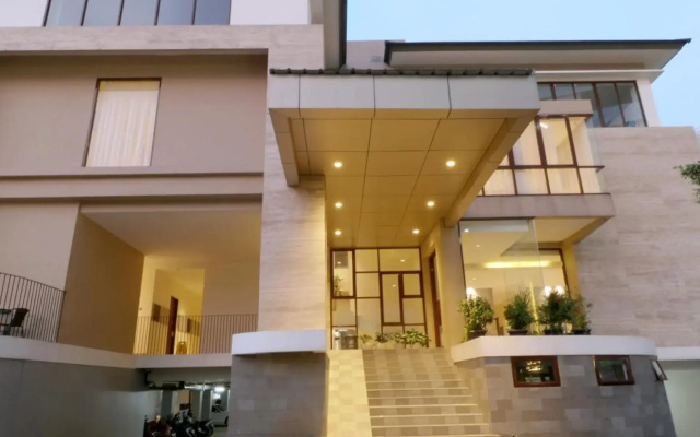 Plaza 54 Residence (Vaccinated Staff)