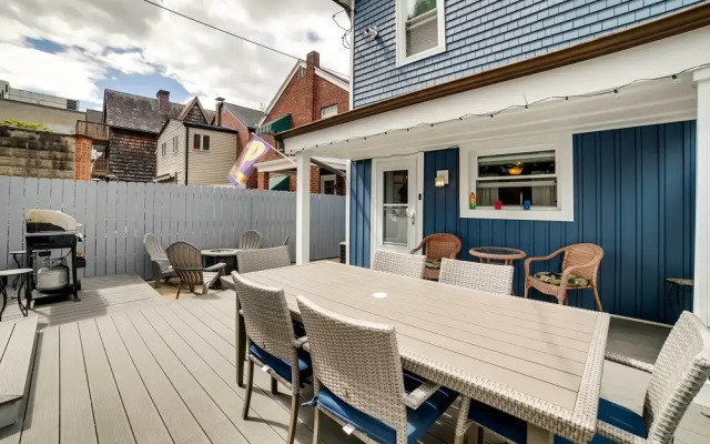 Walk to Walnut St: Pet-friendly Pittsburgh Home!