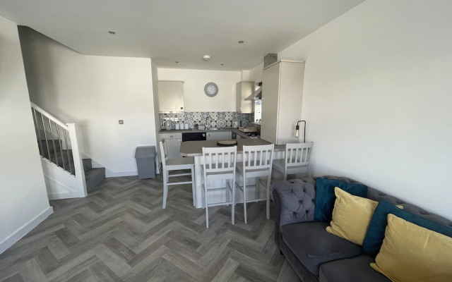 Beautiful 2 Bedroom House, Seasisde Location