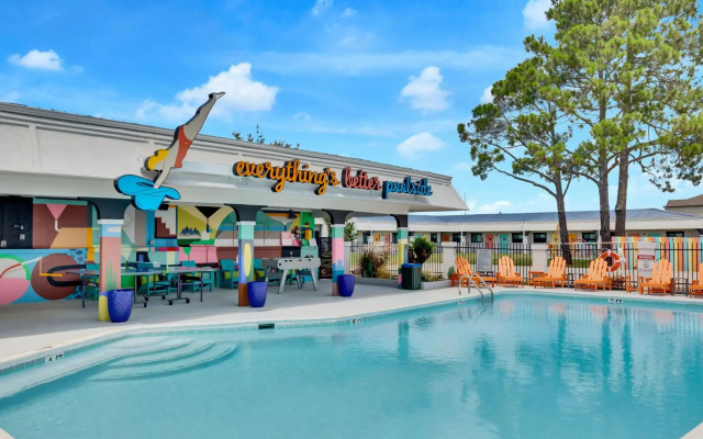 Hotel McCoy - Art, Libations, Pool Society