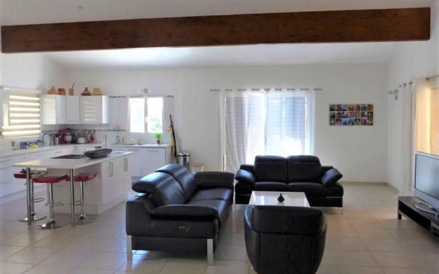 Well-appointed, 3-bedroom House Featuring a Swimming Pool and Terrace