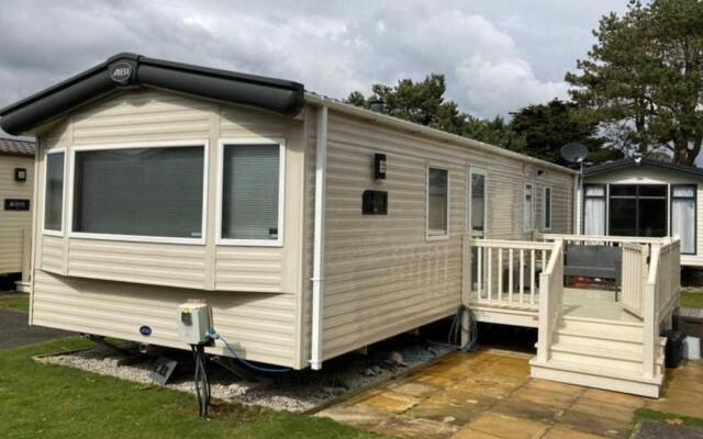 Luxury 2 Bedroom Holiday Home on Beachside Park