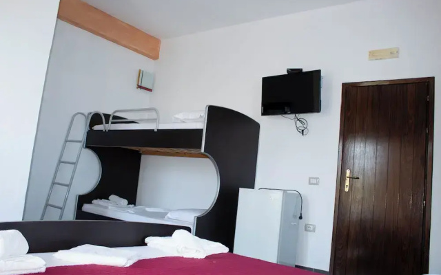 River Hotel
