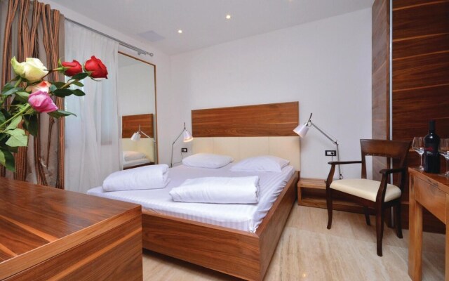 Awesome Home in Podstrana With Wifi and 8 Bedrooms