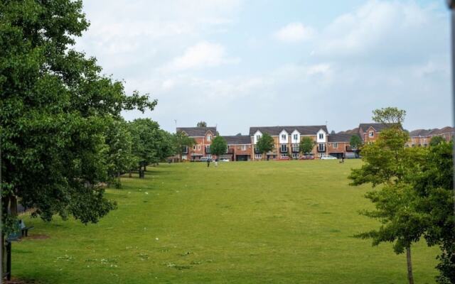 Contractorscleancharming 2-bed House in Coventry