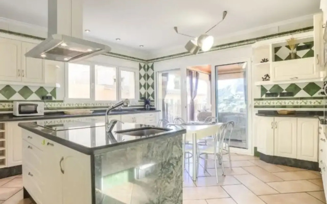 Villa - 5 Bedrooms with Pool - 106414