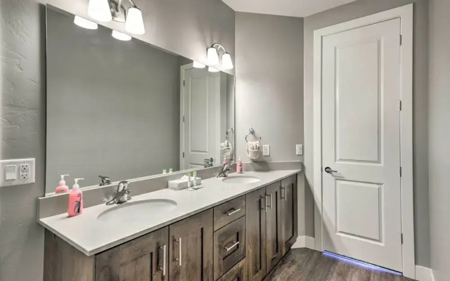 Luxury Downtown Moab Townhome w/ Pool Access!