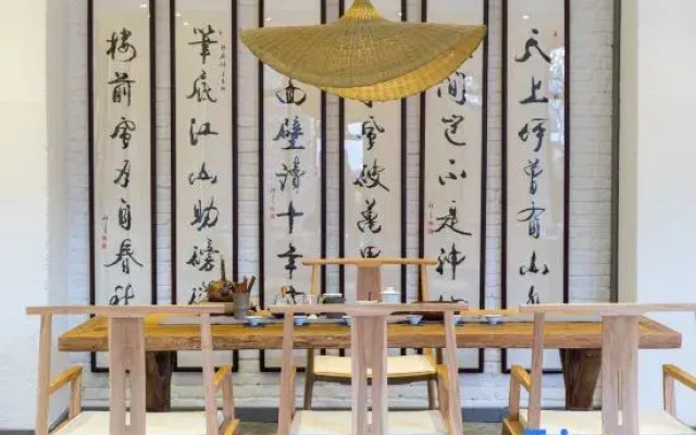 Tengchong and Shunhai Yan College Inn