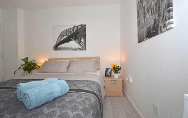 Charming 5-bed House in City Center and Car Park