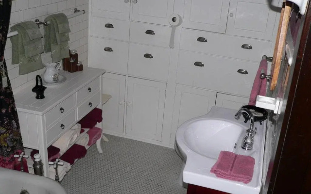 Queens Landing Guest House