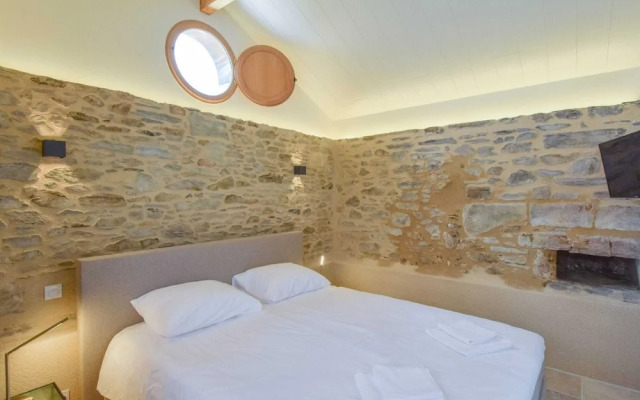 Hilltop Cottage With Pool