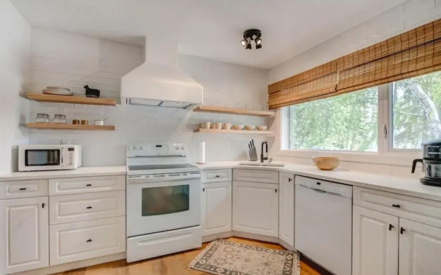 The Elm, 4 Bed Bungalow with Backyard and Firepit