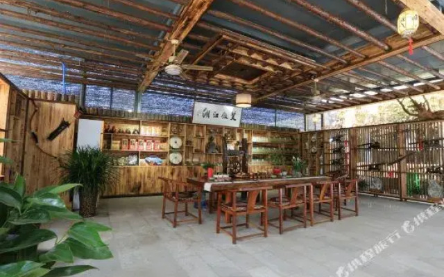 Huashan Outdoor Theme Hotel