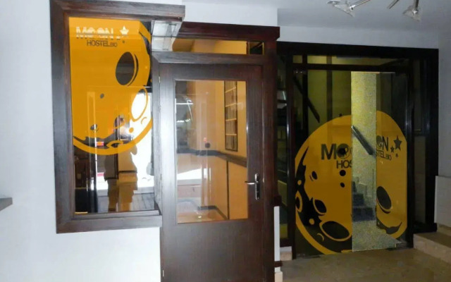 Moon Hostel Bio