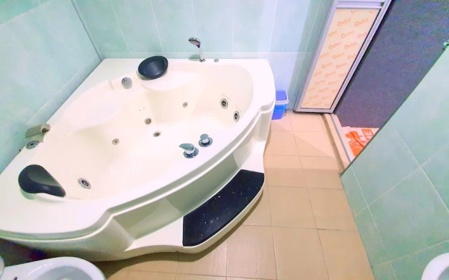 OYO 89737 Hotel Tishoa