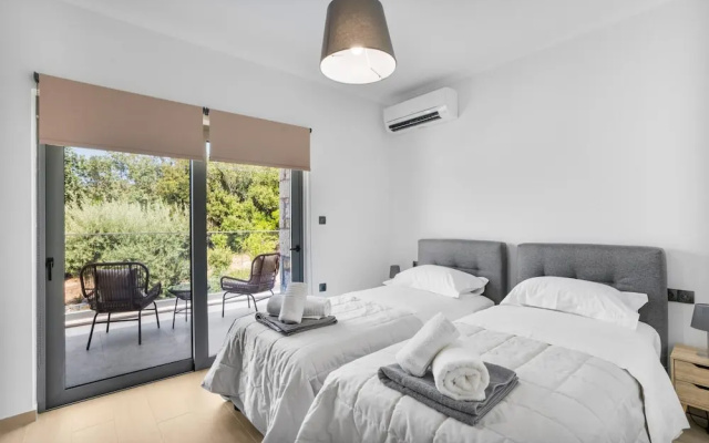 Villa Chriselia - 3 Bedrooms With Sea Access