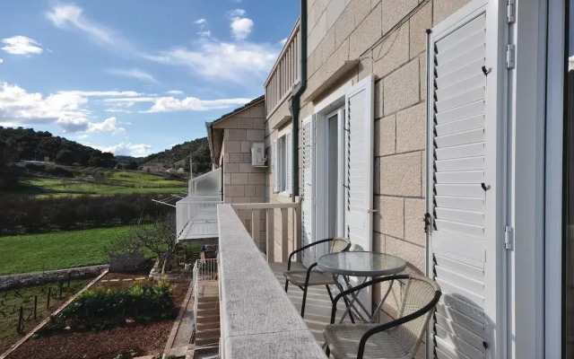 Amazing Apartment in Pucisca With 3 Bedrooms and Wifi