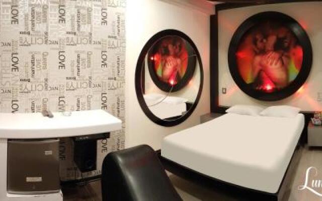 Hostal Lunarossa Suites