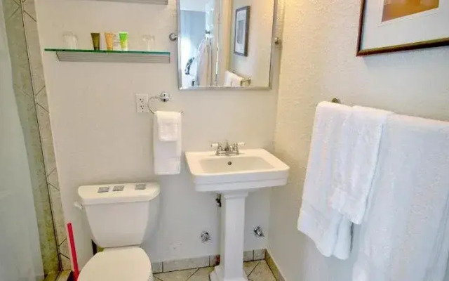 Las Olas Guesthouse @ 15th Avenue