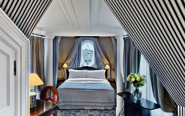 Le Dokhan’s Paris Arc de Triomphe, a Tribute Portfolio Hotel