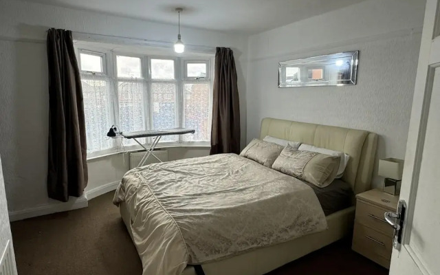 Charming Stoke House With 2 Nice Bedrooms