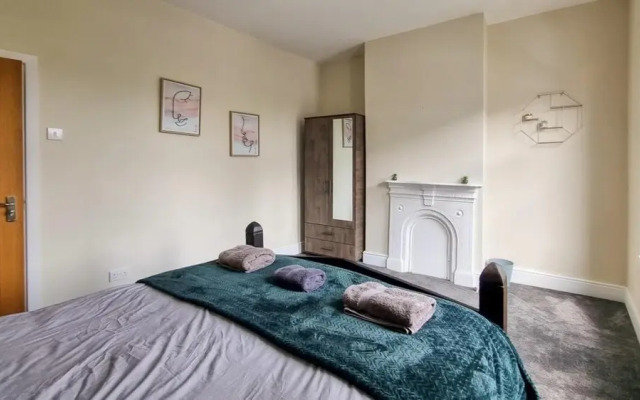 Rustic Ebony Suite With Free Parking