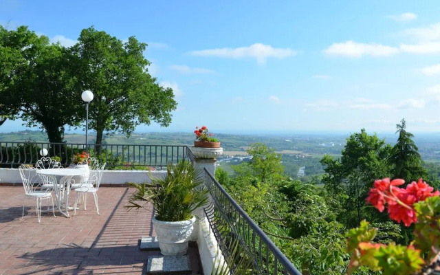 Cottage in Montefiore Near Forest and Beach