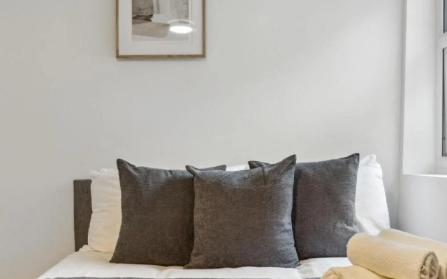 STH Sutherland Avenue Apartment