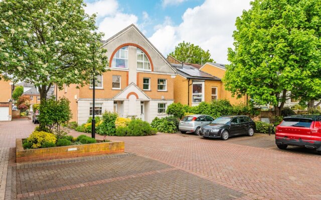 Pleasant Putney Home Close to the Tube Station by Underthedoormat