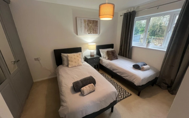 Luxury 4 bed House Sleeps 8, Enjoy in Comfort