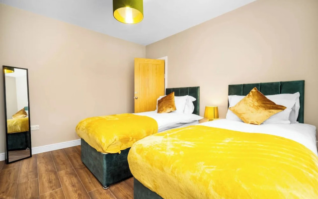 Spacious 3 bed House/sleeps 5/free Parking-oldbury
