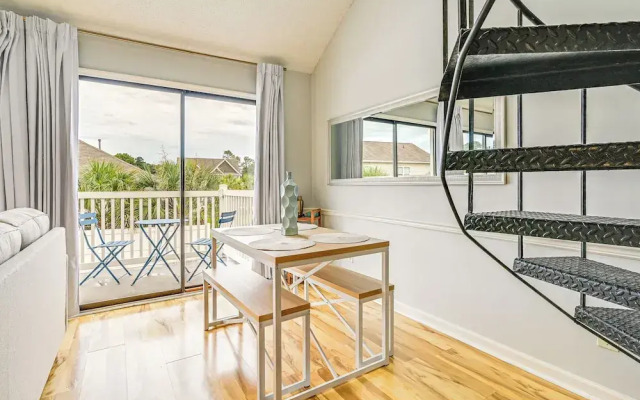2 Mi to Surfside Beach: Coastal Escape w/ Balcony!