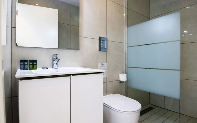Phaedrus Living: Seaside Executive Flat Harbour 203