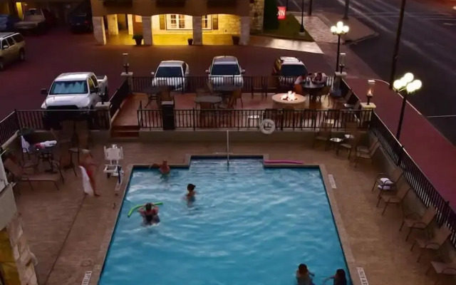 Sunday House Inn and Suites