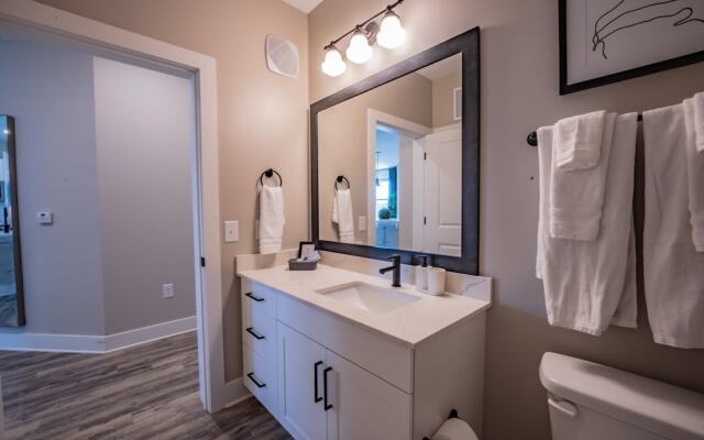 Luxurious 2 BR 2BR Downtown Apartment