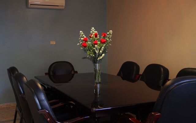 Aparthotel Sevilla Suites