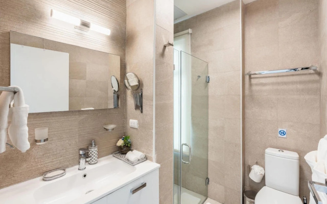 Two-bedroom apt With Pool View bbq in Lake View