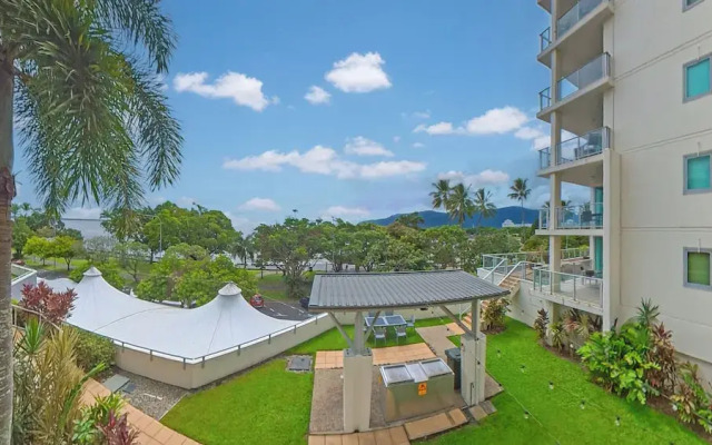 Studio in the City with pool and BBQ