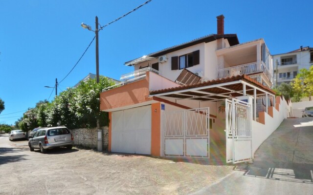 A - Large apt With big Terrace, Next to the Beach