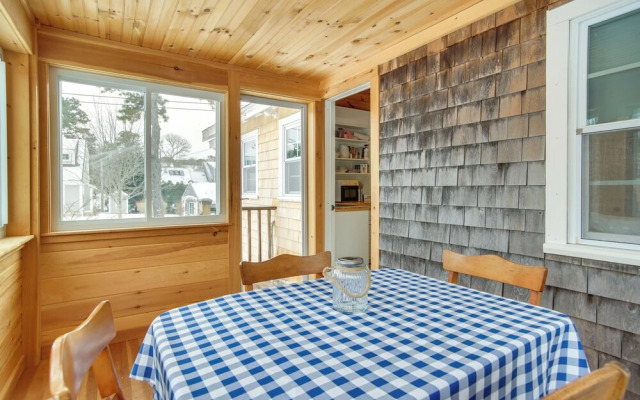 Walk to Beach: South Chatham Home