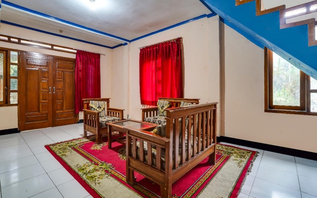 OYO Homes 90915 Eco Tourism Desa Cihanjuang Rahayu Ciwangun Indah Camp Villas – Hotel Rooms – Parompong