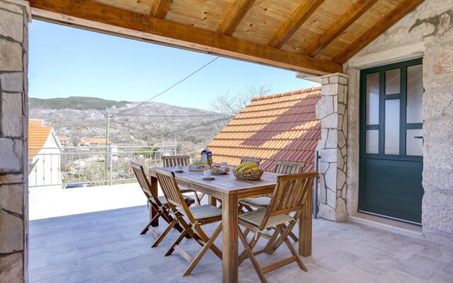 Rustic Stone House Bajeli with Jacuzzi