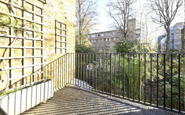 Bright one Bedroom Apartment With Balcony in Maida Vale by Underthedoormat