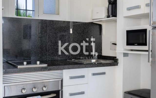 Lovely Loft with swimming pool and sea views Koti Rentals