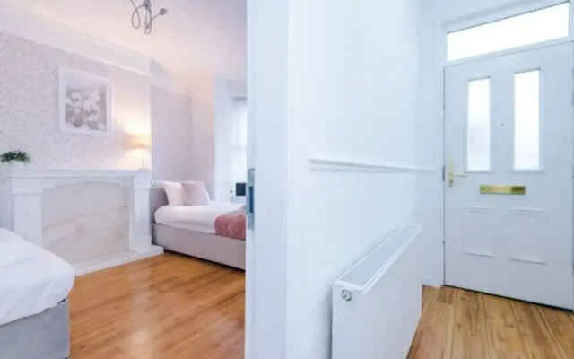 Spacious 4-Bed House Manchester
