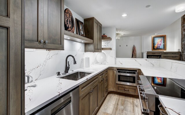 2 BR Next to Eagle River in the Heart of Vail by RedAwning - Save 20% on 7+ Nights!