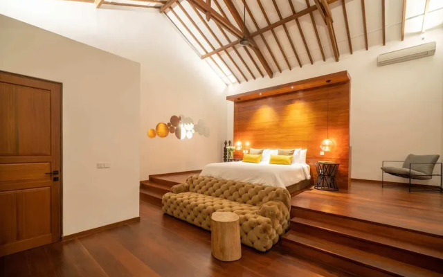 Luxury Private Loft, 2 BR, Canggu With Staff