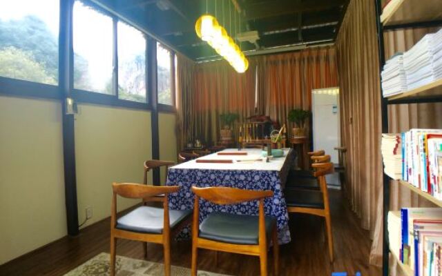 Yaqiu Courtyard Featured Hostel