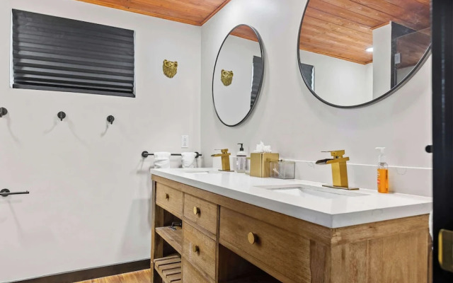 Backway Hideaway Close to the Village!